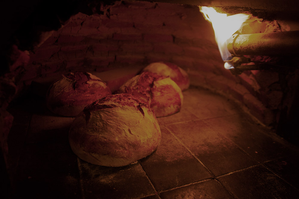 Panes horneándose en horno de barro